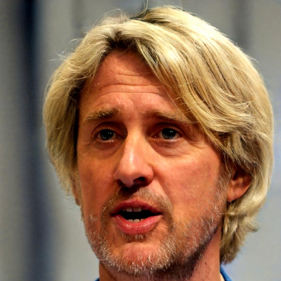 Retrato profesional de Aurelio Vázquez, especialista en desarrollo empresarial