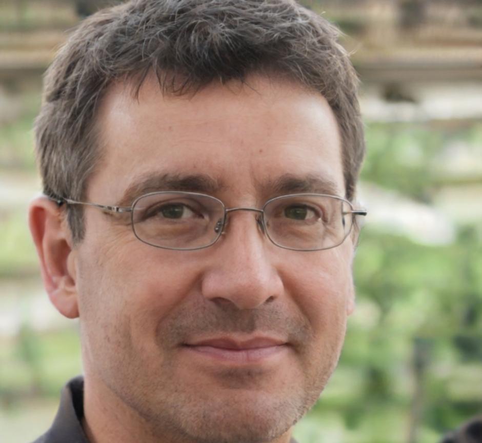 Retrato profesional de Ignacio Mendoza, mentor empresarial