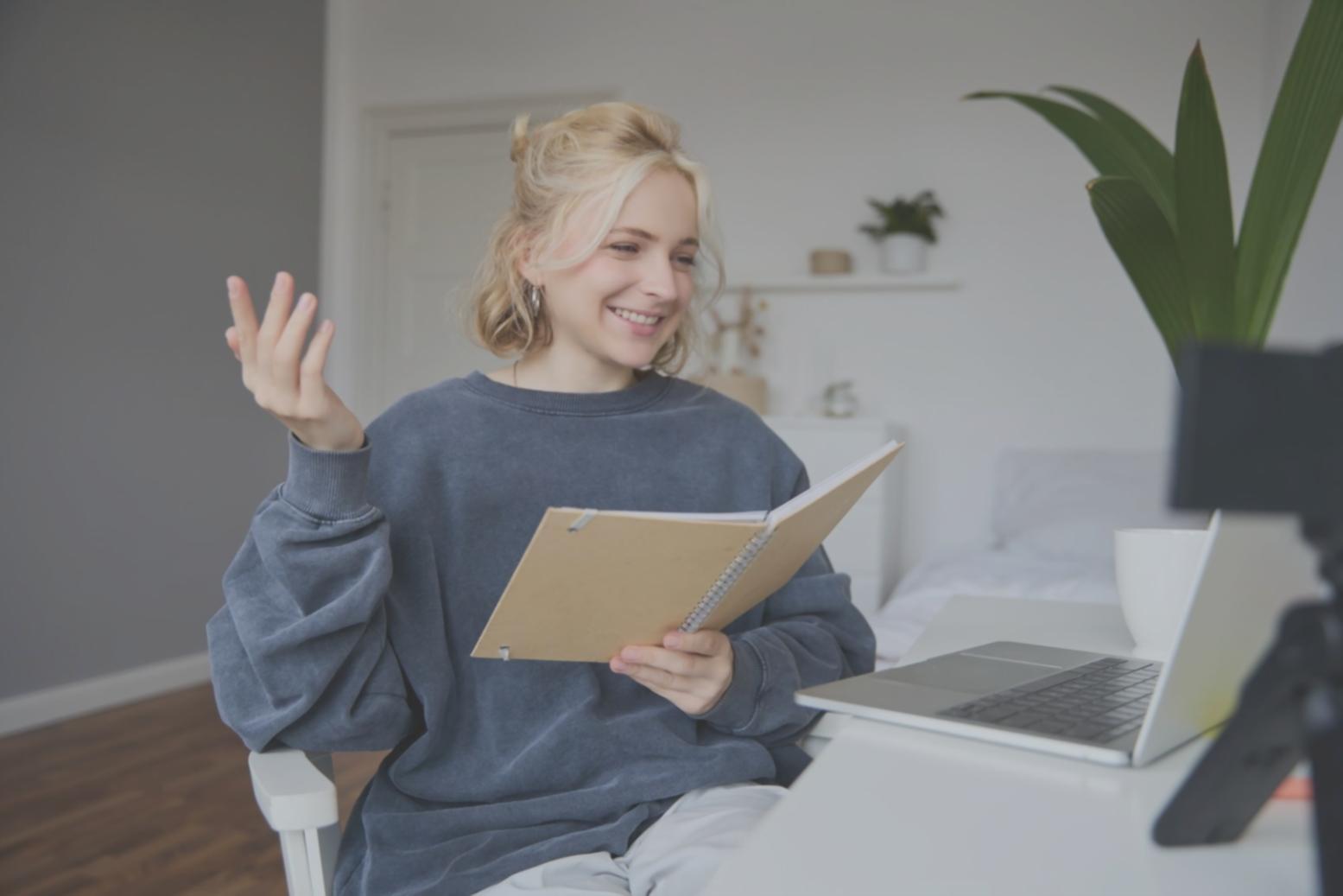 Persona analizando documentos financieros en escritorio moderno