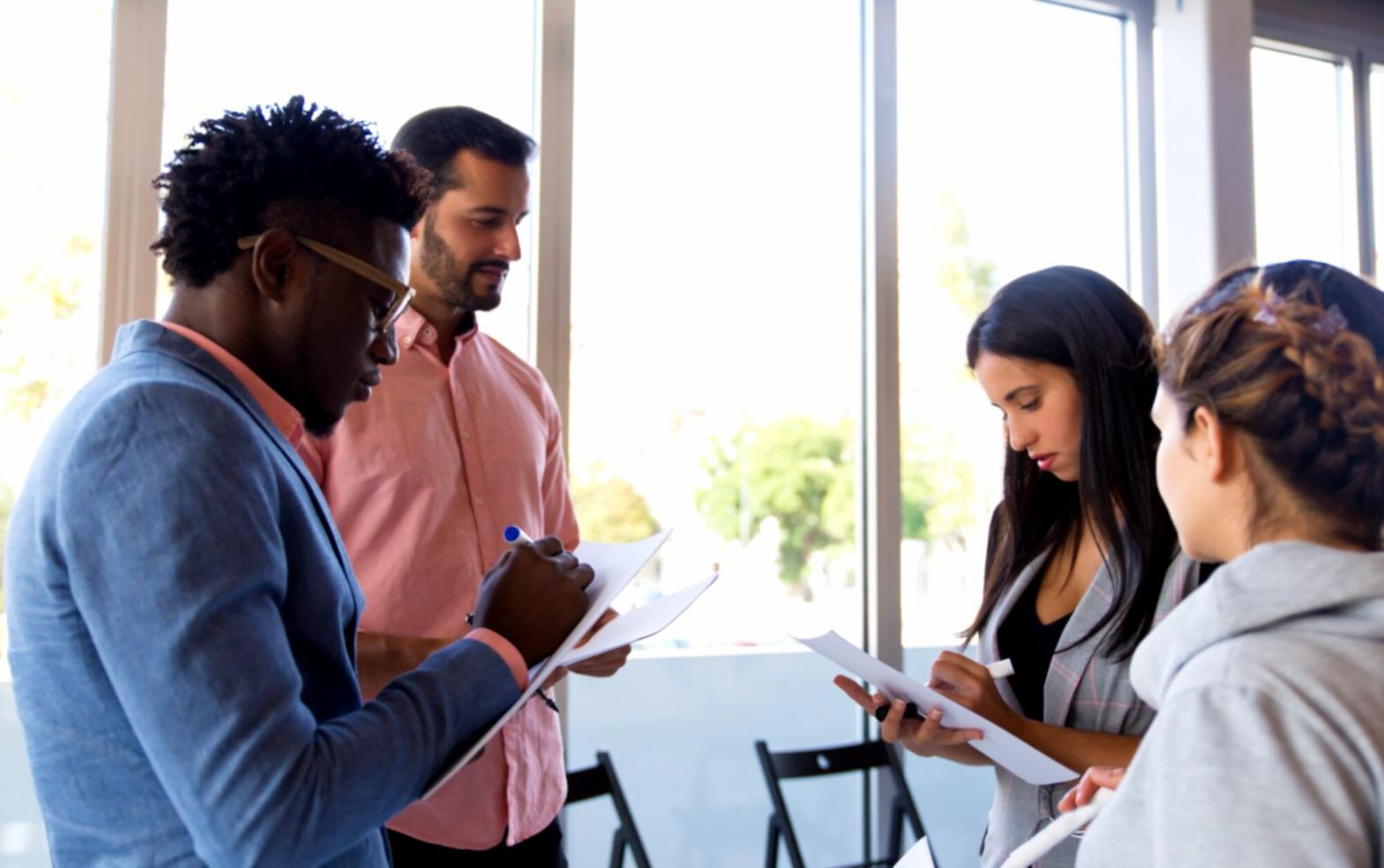 Sesión de mentoría empresarial en oficina moderna con vista panorámica