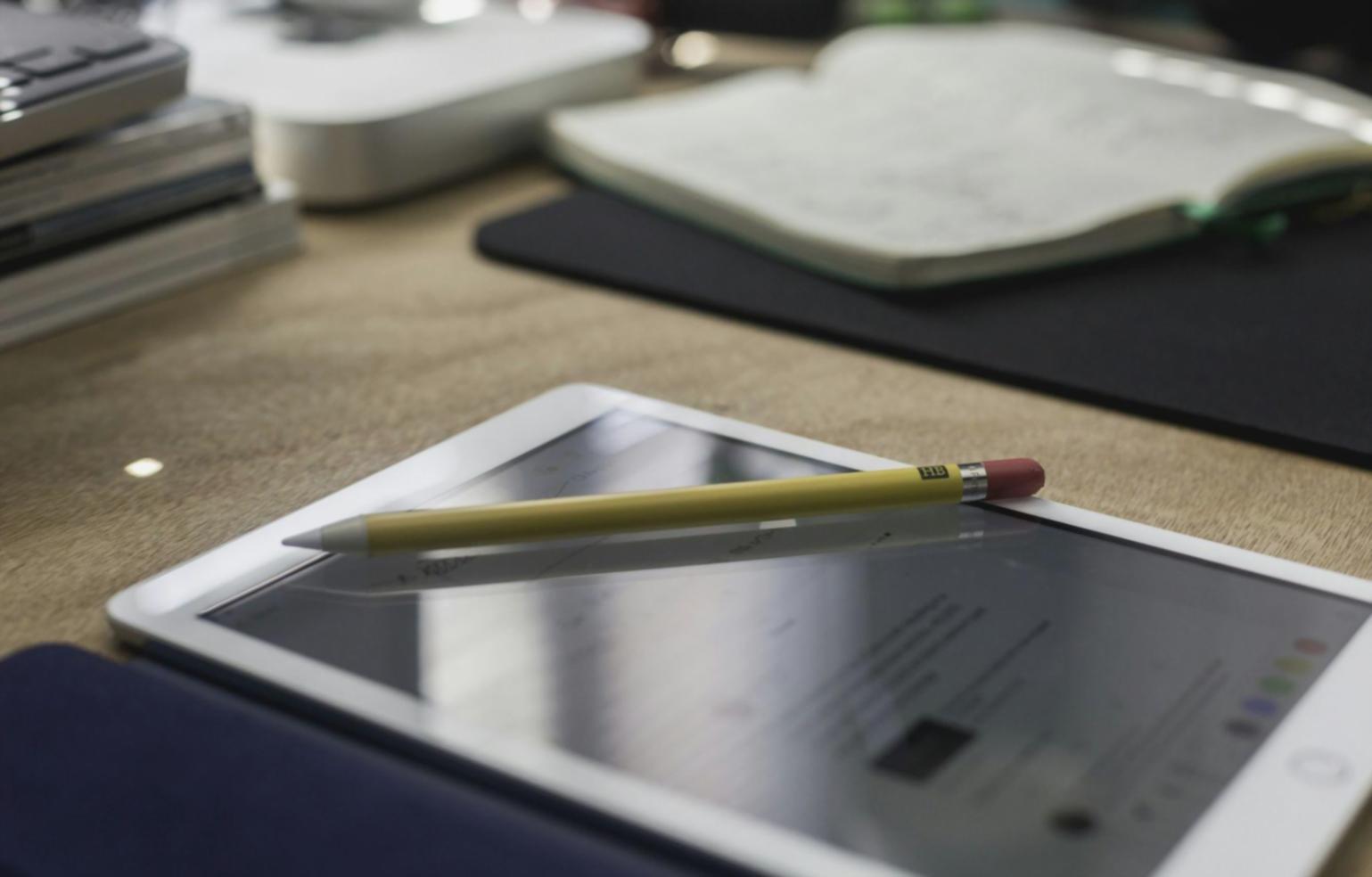 Empresario analizando documentos financieros en reunión estratégica